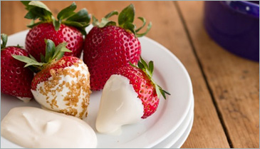 Fresh Strawberries with Honey-Vanilla Sour Cream